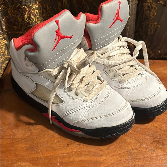 Jordan Sneakers with Red and Black Accents - Picture 4 of 4